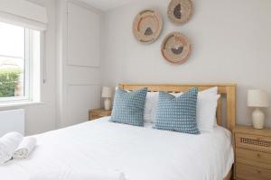 Mariners: Stylish Beachside Getaway with Sea Views