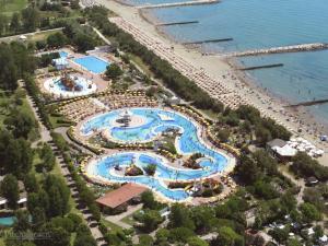 Spacious apartment in Caorle with shared pool