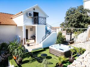 Penthouse with private jacuzzi and sea view