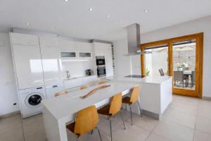 Catalunya Casas Modern Magnificence , only a few km to the beach!