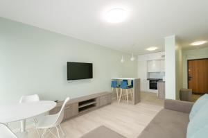 21-212 Kvartet, Vasyl Lypkivskyi 16g, Kyiv, railway station, metro nearby, fantastic city view, Petrovdom Apartment