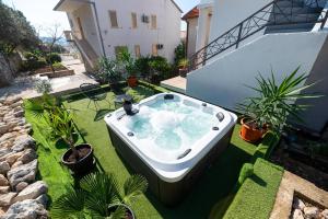 Penthouse with private jacuzzi and sea view