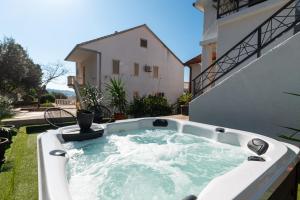 Penthouse with private jacuzzi and sea view