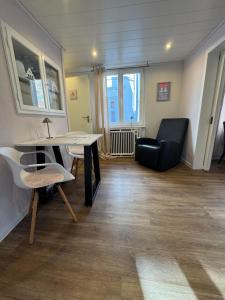 Gemütliches City-Apartment mit Kitchenette & Café im Haus