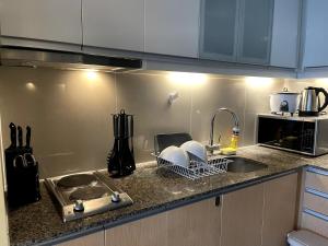 Getaway 1BR One Uptown BGC with Sound System