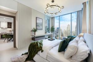 Designer Apt with Marina Views