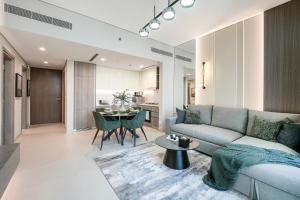 Designer Apt with Marina Views