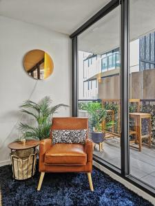 Jacuzzi With City Skyline View with Balcony Bar SK501