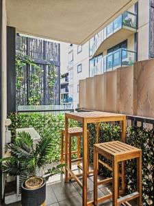 Jacuzzi With City Skyline View with Balcony Bar SK501