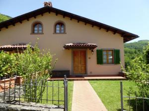 Stylish Holiday Home in Cutigliano with Garden