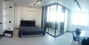 Стильна квартира з домашнім кінотеатром та кухнею з панорамним видом, ліфт та вода безперебійно