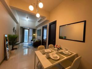 Tropical 1BR Uptown Parksuites BGC with Netflix 200mbps