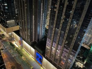 Tropical 1BR Uptown Parksuites BGC with Netflix 200mbps