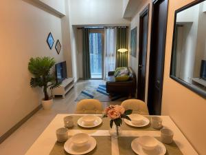 Tropical 1BR Uptown Parksuites BGC with Netflix 200mbps