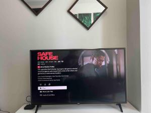 Tropical 1BR Uptown Parksuites BGC with Netflix 200mbps