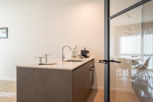 Modern 2Bedroom Apartment W Balcony Near the Beach