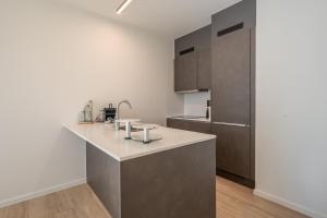 Modern 2Bedroom Apartment W Balcony Near the Beach