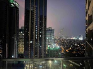 Lux 1BR Uptown Parksuites BGC 200mbps SmartTV