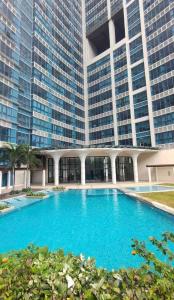 Lux 1BR Uptown Parksuites BGC 200mbps SmartTV