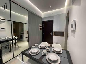 Lux 1BR Uptown Parksuites BGC 200mbps SmartTV
