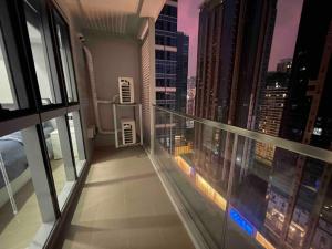 Lux 1BR Uptown Parksuites BGC 200mbps SmartTV