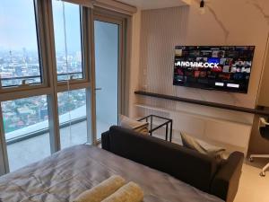 Lux 1BR Uptown Parksuites BGC 200mbps SmartTV