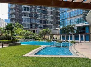 Lux 1BR Uptown Parksuites BGC 200mbps SmartTV