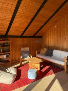 Modern 80S Holiday Home With A Wild Garden