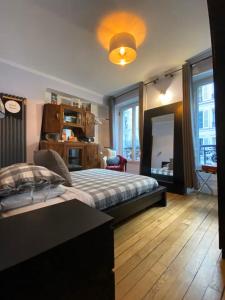 Paris Love nest by the canal