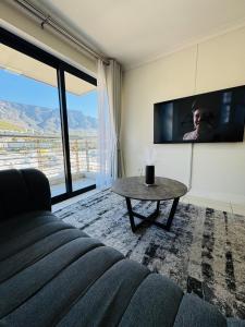 Modern City Stay with Table Mountain Views