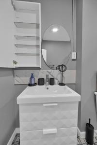 Airport Subway Condo