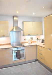 Chichester City Centre 2 Bedroom Flat I Ground Floor with Underground Parking I Chichester Holiday Properties