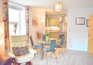 Chichester City Centre 2 Bedroom Flat I Ground Floor with Underground Parking I Chichester Holiday Properties