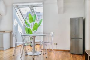Bright Top-Floor Apartment near Naschmarkt