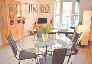 Chichester City Centre 2 Bedroom Flat I Ground Floor with Underground Parking I Chichester Holiday Properties