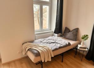 2 Room Spacious & Modern Industrial Loft at Westbahnhof - next to Metro - Smart Beamer, Netflix & Long Stay friendly