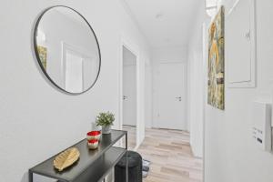 BAT Home Solutions Saarburg Altstadt - alles was ein Hotel nicht bietet - 3 Apartments 45 bis 75 qm für bis zu 12 Personen - direkt unter der Burg - 2 Min zur Altstadt - Weinbergblick, Heimkino und E-Ladesäulen