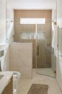 Downtown Indy, Rooftop Deck with Hot Tub, Gym, Bikes, Tesla Charger