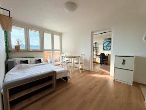 Zaporoska Skyline View Apartment by BookingHost