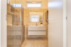 CINEMA Airport 6 MINUTE warmed Idropool and patio