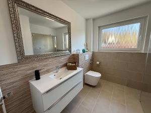 Großzügig, modern, mit Garten Sanierte 4-Zimmer-Wohnung mit Terrasse