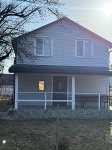 Будиночок над річкою