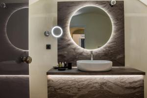 Sun Rocks Boutique Hotel - Caldera View Suites & Sunset Dining Experience