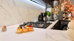 Skyline Glow - Chic 1BR Northern Business Hub Area