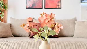 Skyline Glow - Chic 1BR Northern Business Hub Area