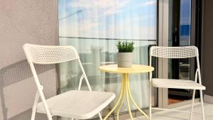 Skyline Glow - Chic 1BR Northern Business Hub Area