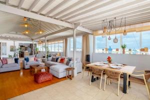 Ocean View Penthouse - Central Location - 100m to the Beach