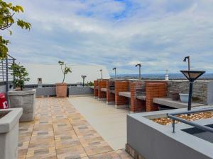 Blue Escape 2 Bed Apartment in Umhlanga with Complex Rooftop Braai & Pool