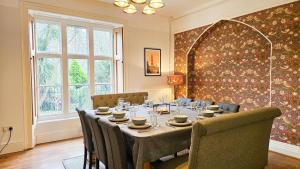 The Old Rectory - 5 Bedroom Holiday Home - Llanedi