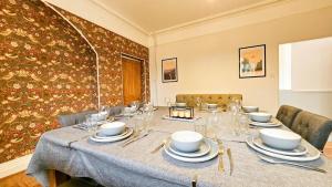 The Old Rectory - 5 Bedroom Holiday Home - Llanedi